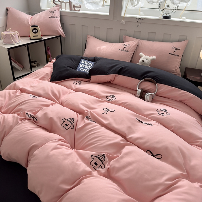 91家纺网 家纺一手货源 找家纺 曼谷 帽子狗刺绣四件套磨毛床上用品水洗棉三件套件 帽子狗-粉黑