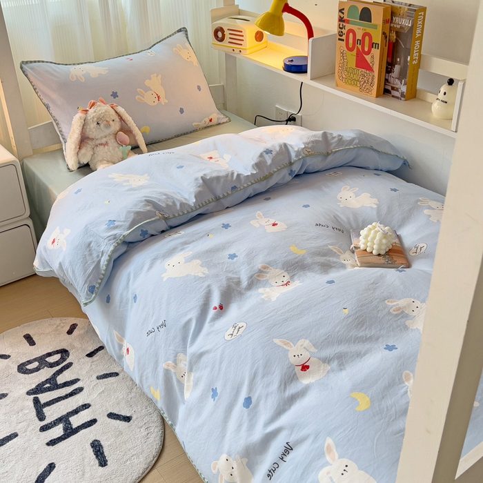 91家纺网 家纺一手货源 找家纺 贝扬思家纺 2024新款贝壳绣水洗双层纱系列-8月新品（学生三件套） 嗨皮兔