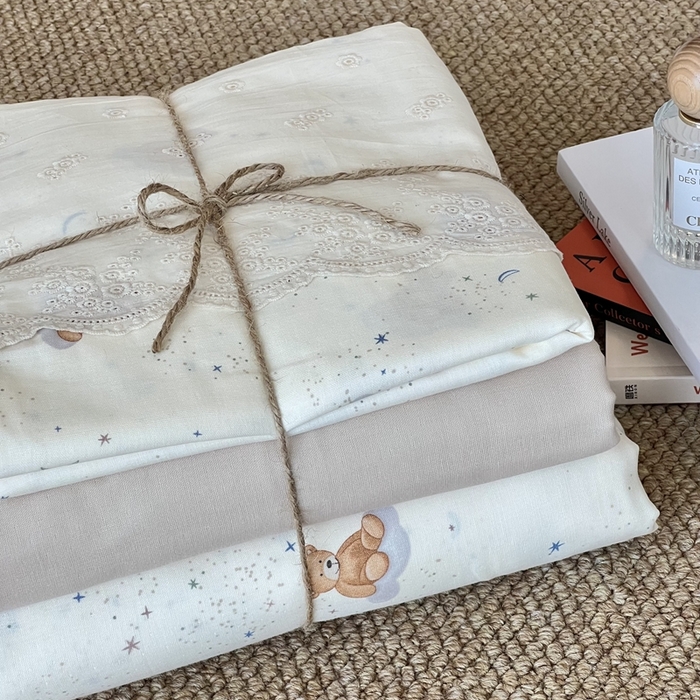 91家纺网 家纺一手货源 找家纺 2024新款全棉印花双层纱四件套--蕾丝花边款 熊仔星球