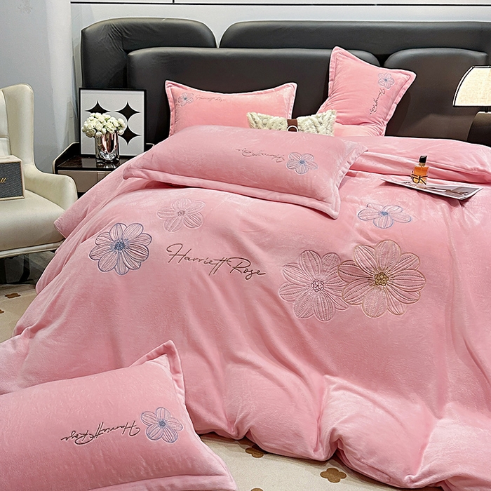 91家纺网 家纺一手货源 找家纺 陌乘坊家纺 2024新款牛奶绒刺绣四件套-倾城系列 倾城-樱花粉