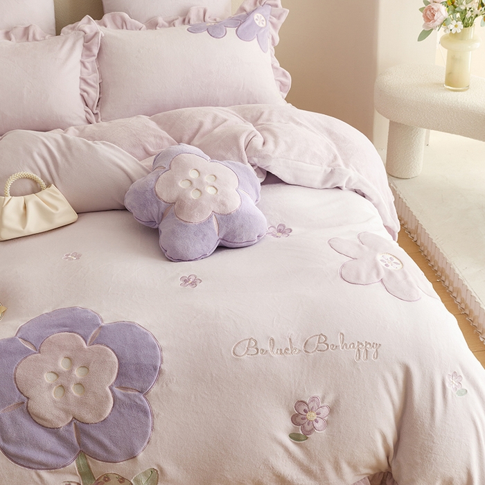 91家纺网 家纺一手货源 找家纺 绒梦里 2024新款加厚韩版贴布绣花牛奶绒-梦之花系列 梦之花-浪漫紫