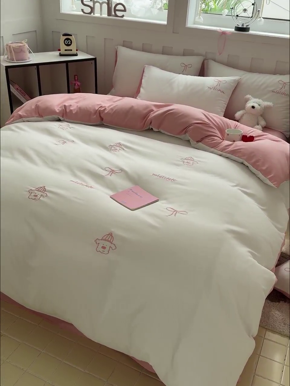 91家纺网 家纺一手货源 找家纺 曼谷 帽子狗刺绣四件套磨毛床上用品水洗棉三件套件 帽子狗-米白粉