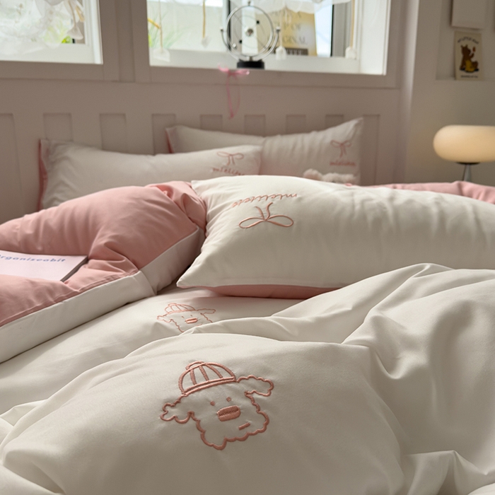 91家纺网 家纺一手货源 找家纺 曼谷 帽子狗刺绣四件套磨毛床上用品水洗棉三件套件 帽子狗-米白粉