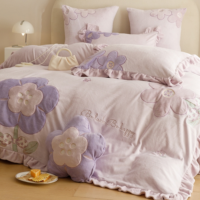 91家纺网 家纺一手货源 找家纺 绒梦里 2024新款加厚韩版贴布绣花牛奶绒-梦之花系列 梦之花-浪漫紫