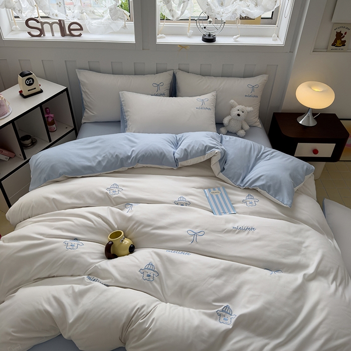 91家纺网 家纺一手货源 找家纺 曼谷 帽子狗刺绣四件套磨毛床上用品水洗棉三件套件 帽子狗-米白蓝