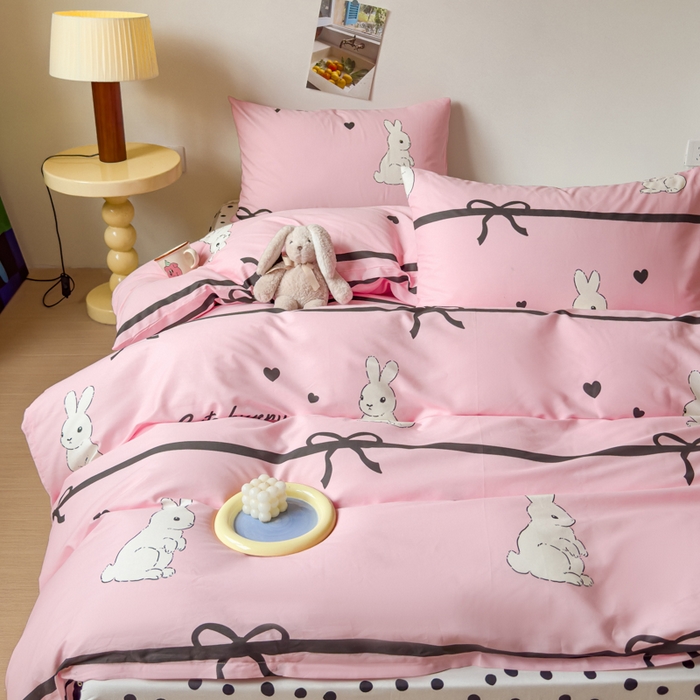 91家纺网 家纺一手货源 找家纺 感遇家纺 2024新款全棉印花四件套 大白兔粉