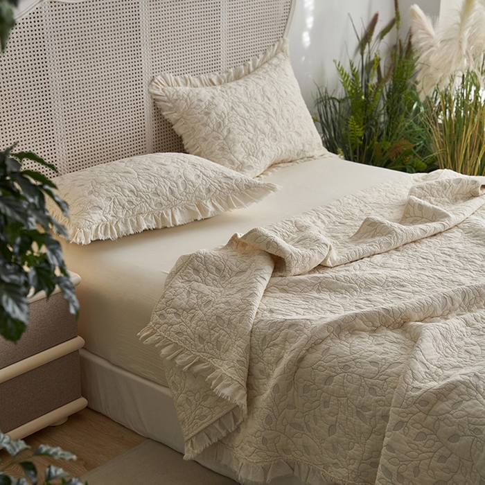 91家纺网 家纺一手货源 找家纺 安莱生活 2024新品百分百全棉密道绗缝成品酵素洗多功能床盖三件套 叶语