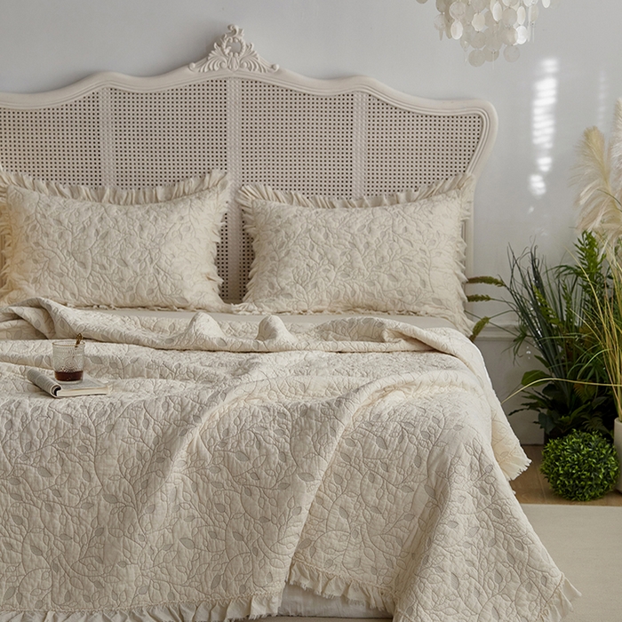 91家纺网 家纺一手货源 找家纺 安莱生活 2024新品百分百全棉密道绗缝成品酵素洗多功能床盖三件套 叶语