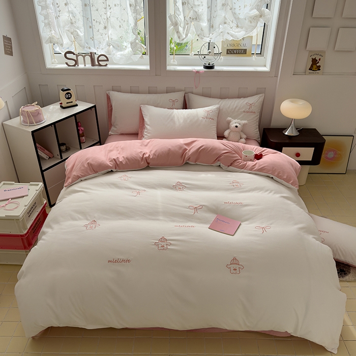 91家纺网 家纺一手货源 找家纺 曼谷 帽子狗刺绣四件套磨毛床上用品水洗棉三件套件 帽子狗-米白粉