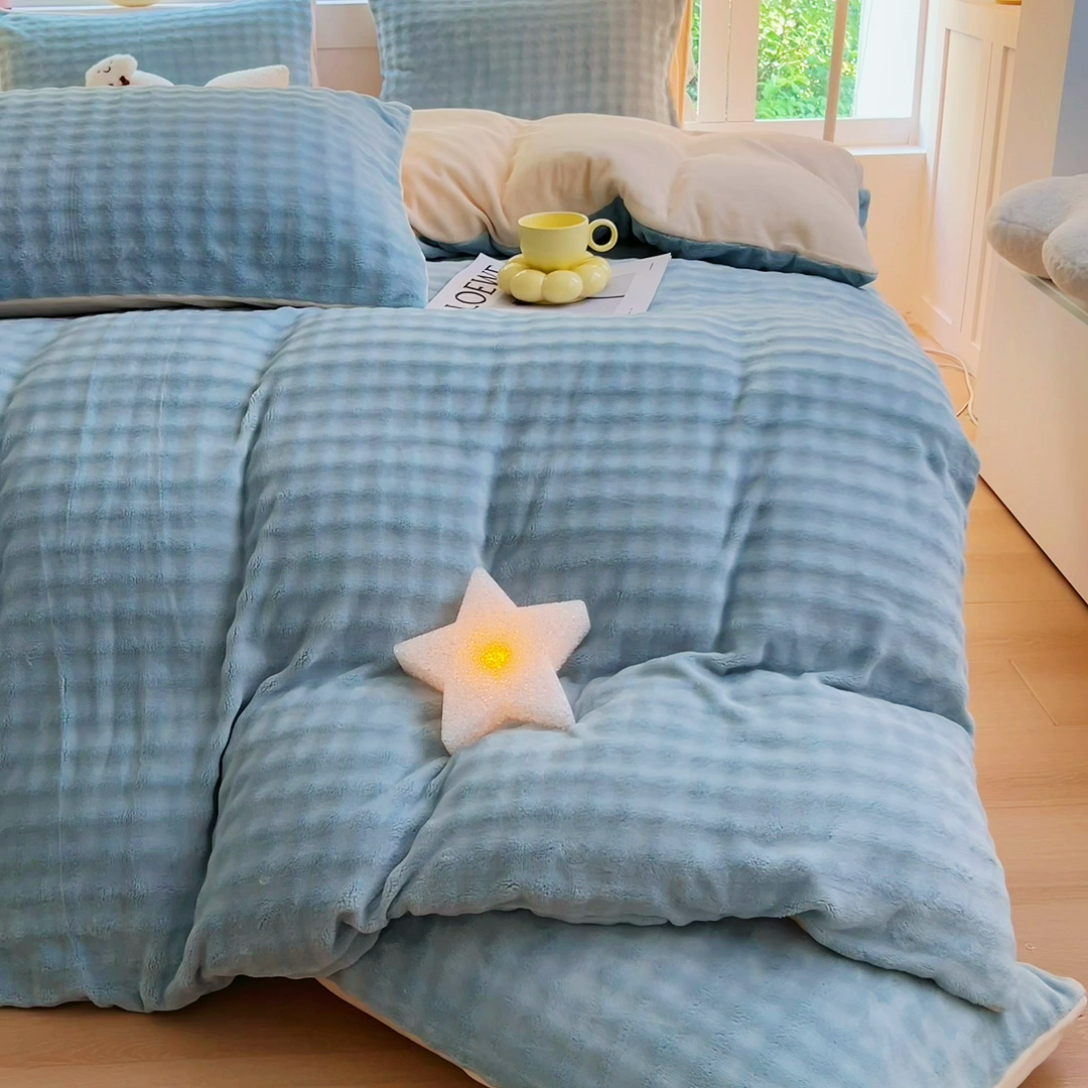 91家纺网 家纺一手货源 找家纺 琪琪阁家纺 2024新款牛奶绒泡泡绒单被套 雾霾蓝