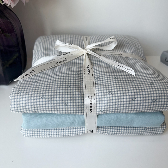 91家纺网 家纺一手货源 找家纺 麦伦家居 2024春夏新品全棉有氧双层纱印花系列四件套（叠拍图） 樱桃小格蓝