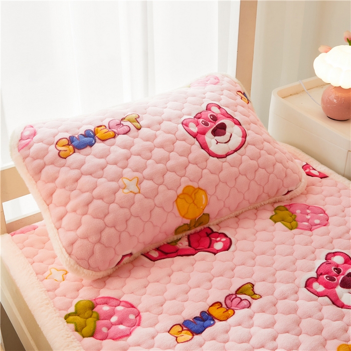 91家纺网 家纺一手货源 找家纺 喜居 2024新款A类加厚牛奶绒床褥子学生床垫子薄床垫床褥垫 草莓熊