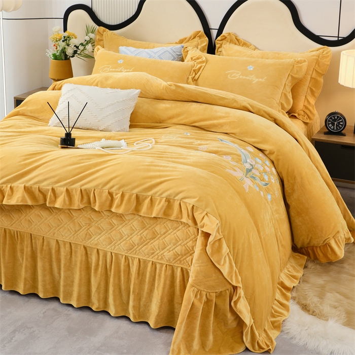 91家纺网 家纺一手货源 找家纺 卡迪亚家纺 2024新款宝宝绒绣花床盖款四件套-铃兰花 姜黄