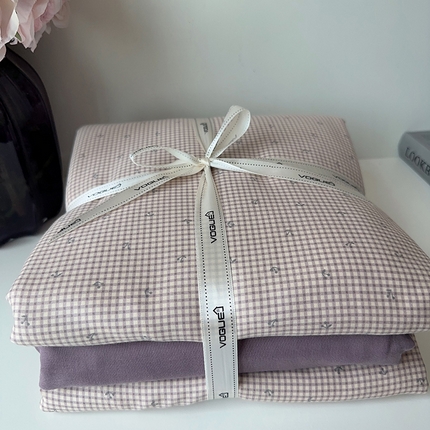 91家纺网 家纺一手货源 找家纺 麦伦家居 2024春夏新品全棉有氧双层纱印花系列四件套（叠拍图） 樱桃小格紫