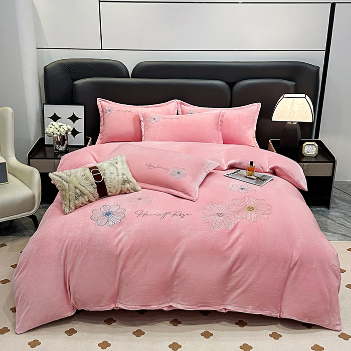 91家纺网 家纺一手货源 找家纺 陌乘坊家纺 2024新款牛奶绒刺绣四件套-倾城系列 倾城-樱花粉