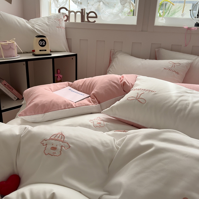 91家纺网 家纺一手货源 找家纺 曼谷 帽子狗刺绣四件套磨毛床上用品水洗棉三件套件 帽子狗-米白粉