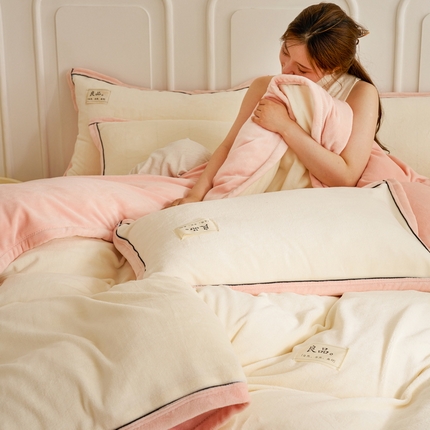 91家纺网 家纺一手货源 找家纺 （总）贝诗梦 2025新款高克重纯色牛奶绒宽边工艺款四件套