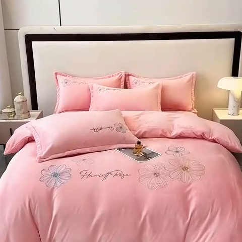 91家纺网 家纺一手货源 找家纺 陌乘坊家纺 2024新款牛奶绒刺绣四件套-倾城系列 倾城-樱花粉