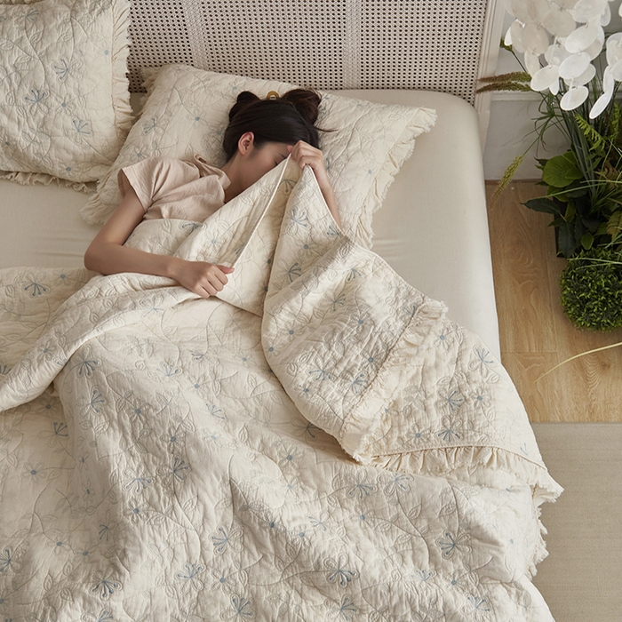 91家纺网 家纺一手货源 找家纺 安莱生活 2024新品百分百全棉密道绗缝成品酵素洗多功能床盖三件套 蝶恋