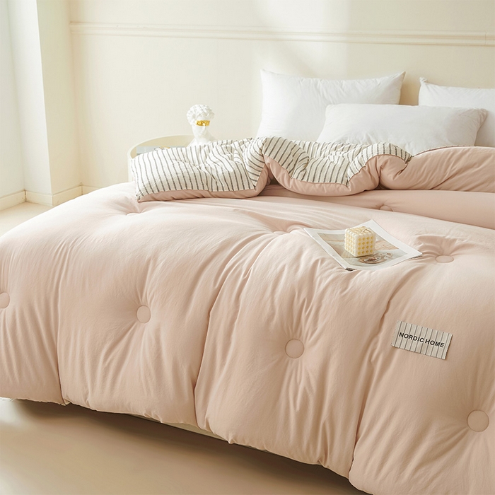 91家纺网 家纺一手货源 找家纺 荔禾家居 2024新款A类素色条纹双拼大豆被子被芯 条纹-盈盈粉