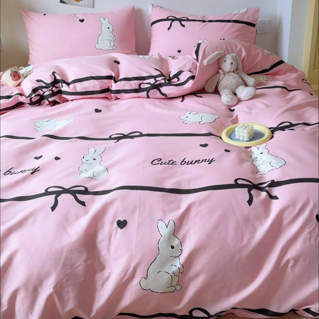 91家纺网 家纺一手货源 找家纺 感遇家纺 2024新款全棉印花四件套 大白兔粉