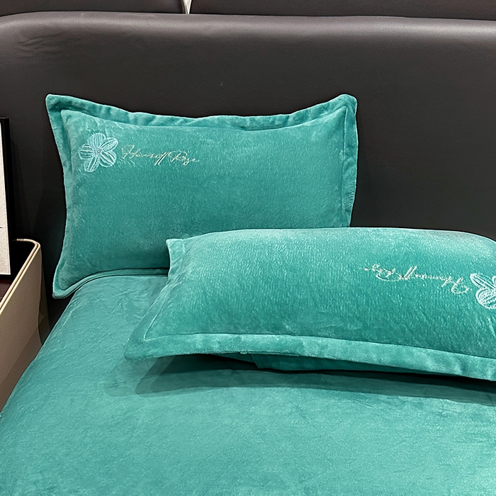 91家纺网 家纺一手货源 找家纺 陌乘坊家纺 2024新款牛奶绒刺绣四件套-倾城系列 倾城-孔雀绿