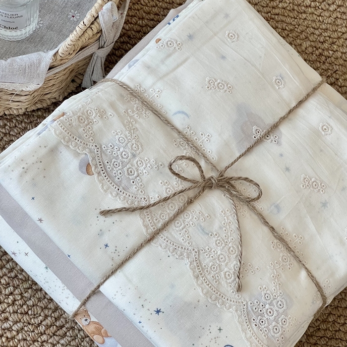 91家纺网 家纺一手货源 找家纺 2024新款全棉印花双层纱四件套--蕾丝花边款 熊仔星球