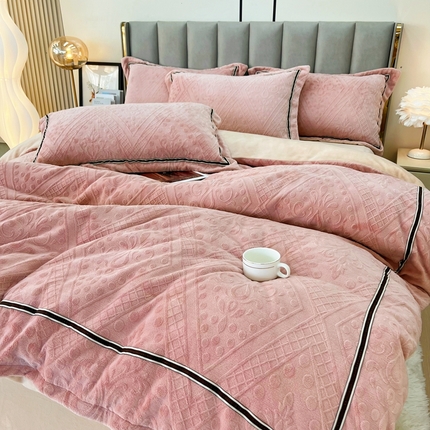 91家纺网 家纺一手货源 找家纺 鑫利来家纺 2024新款牛奶绒雕花压线款四件套 欧式-豆沙