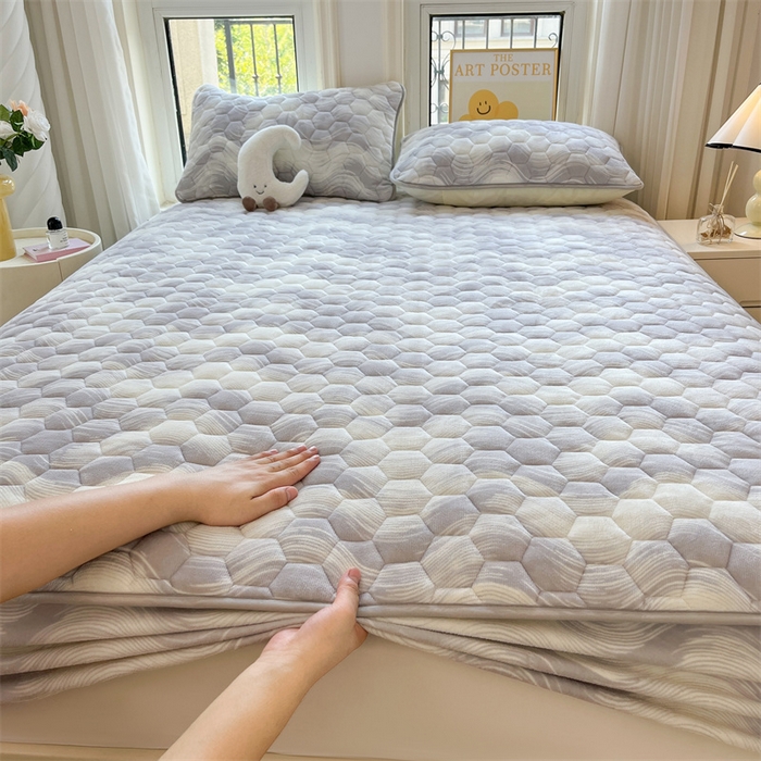 91家纺网 家纺一手货源 找家纺 伊人坊 2024新款牛奶绒印花大豆夹棉床笠 新潮海浪