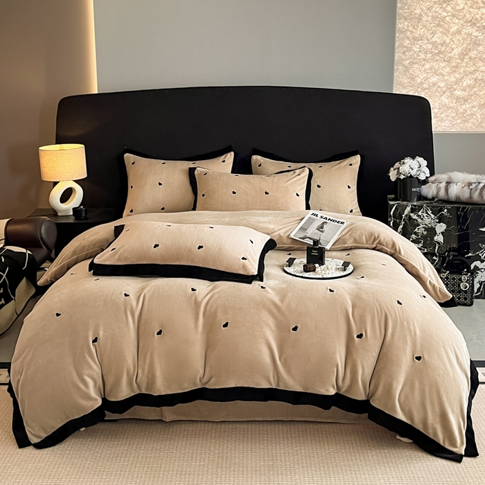 91家纺网 家纺一手货源 找家纺 米彩家纺 2024新款A类轻奢风牛奶绒绣花四件套-爱心蝴蝶结系列 爱心-浅香槟