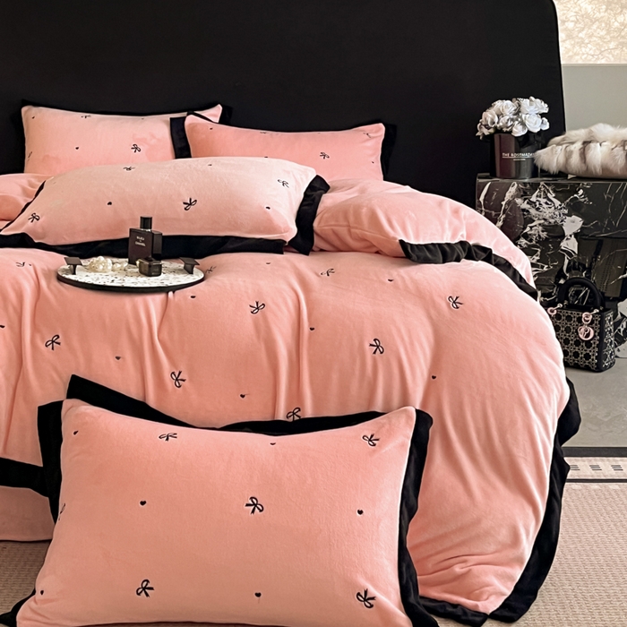 91家纺网 家纺一手货源 找家纺 米彩家纺 2024新款A类轻奢风牛奶绒绣花四件套-爱心蝴蝶结系列 蝴蝶结-粉玉