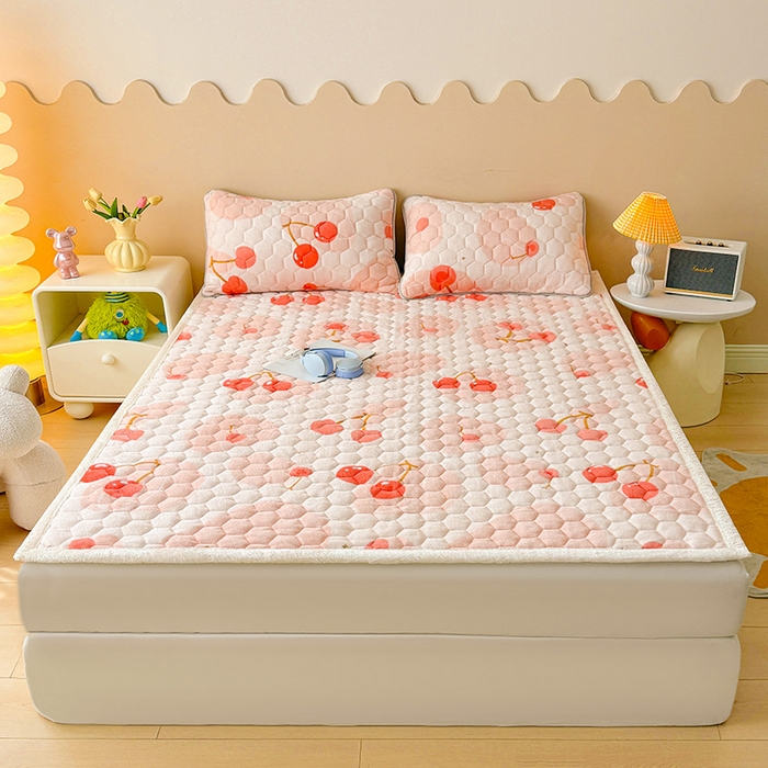 91家纺网 家纺一手货源 找家纺 伊人坊 2024新款牛奶绒印花大豆夹棉床护垫 爱心樱桃