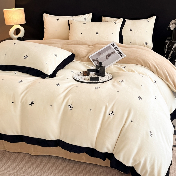 91家纺网 家纺一手货源 找家纺 米彩家纺 2024新款A类轻奢风牛奶绒绣花四件套-爱心蝴蝶结系列 蝴蝶结-奶昔白拼香槟