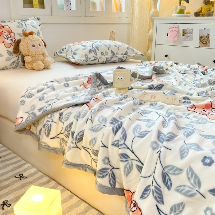 91家纺网 家纺一手货源 找家纺 楠沐家纺 2025新款双面牛奶绒多功能印花毛毯 蓝叶熊