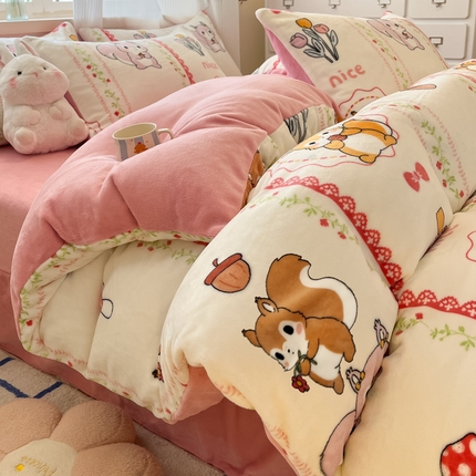 91家纺网 家纺一手货源 找家纺 绘萱家居 2025新款高克重印花牛奶绒四件套 可爱松鼠