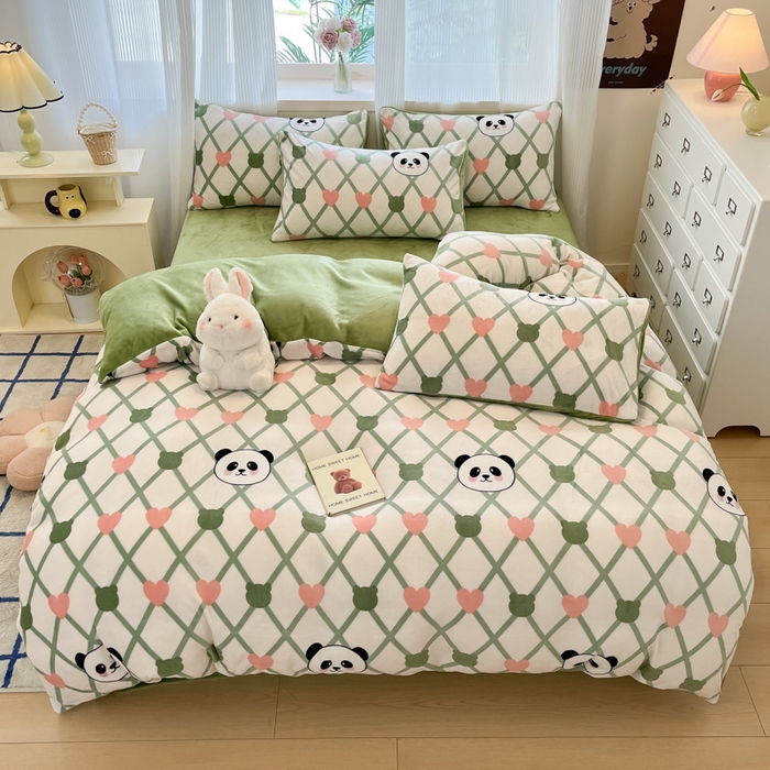 91家纺网 家纺一手货源 找家纺 绘萱家居 2025新款高克重印花牛奶绒四件套 萌萌熊猫