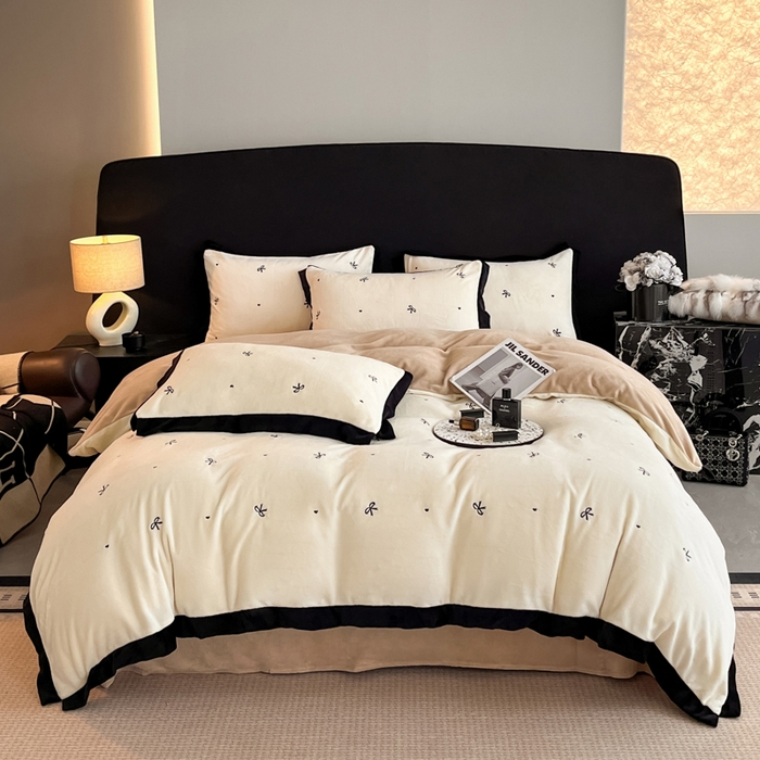 91家纺网 家纺一手货源 找家纺 米彩家纺 2024新款A类轻奢风牛奶绒绣花四件套-爱心蝴蝶结系列 蝴蝶结-奶昔白拼香槟