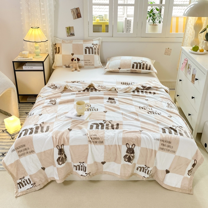 91家纺网 家纺一手货源 找家纺 楠沐家纺 2025新款双面牛奶绒多功能印花毛毯 比心兔