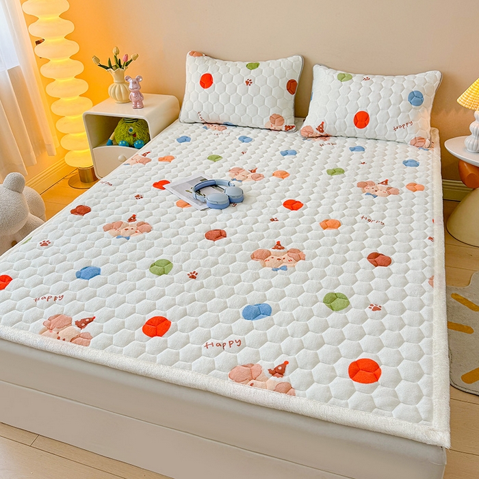 91家纺网 家纺一手货源 找家纺 伊人坊 2024新款牛奶绒印花大豆夹棉床护垫 快乐小熊