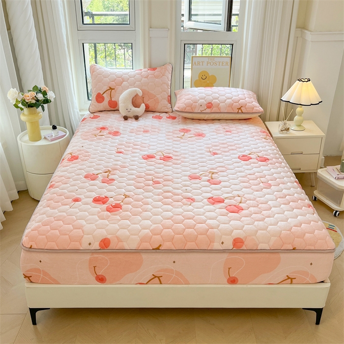 91家纺网 家纺一手货源 找家纺 伊人坊 2024新款牛奶绒印花大豆夹棉床笠 爱心樱桃