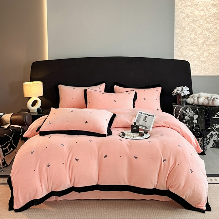 91家纺网 家纺一手货源 找家纺 米彩家纺 2024新款A类轻奢风牛奶绒绣花四件套-爱心蝴蝶结系列 蝴蝶结-粉玉