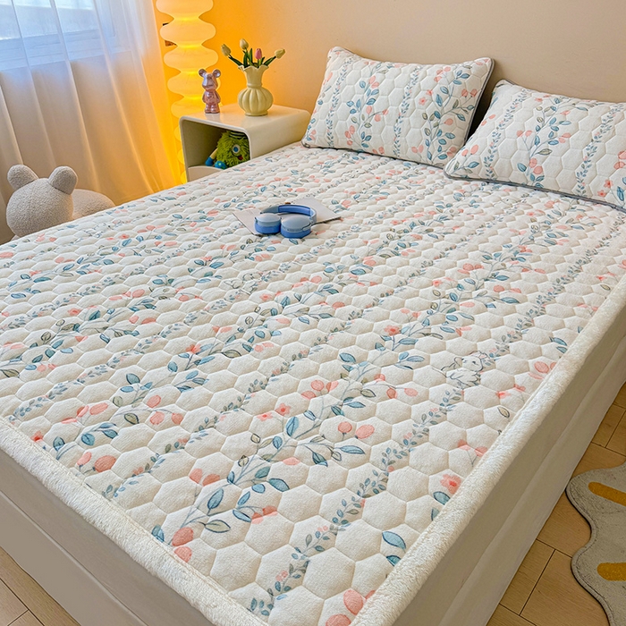 91家纺网 家纺一手货源 找家纺 伊人坊 2024新款牛奶绒印花大豆夹棉床护垫 花枝蔓兔