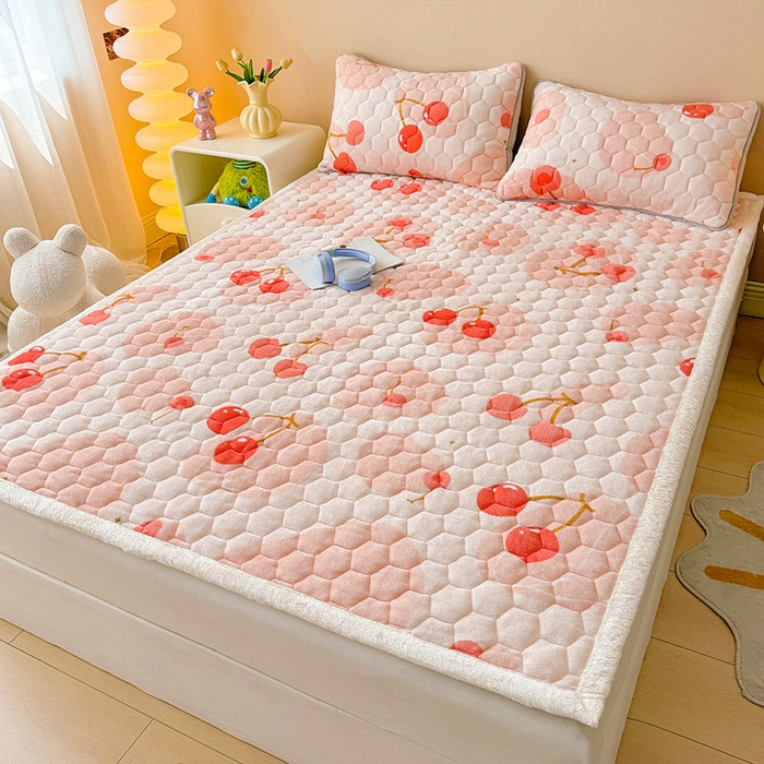 91家纺网 家纺一手货源 找家纺 伊人坊 2024新款牛奶绒印花大豆夹棉床护垫 爱心樱桃