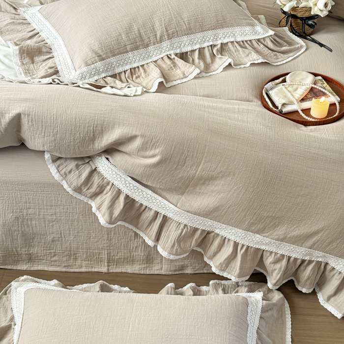 91家纺网 家纺一手货源 找家纺 玛奇朵 2024新款皱皱纱法式慵懒风奶芙蕾丝系列四件套 奶芙蕾丝-奶灰