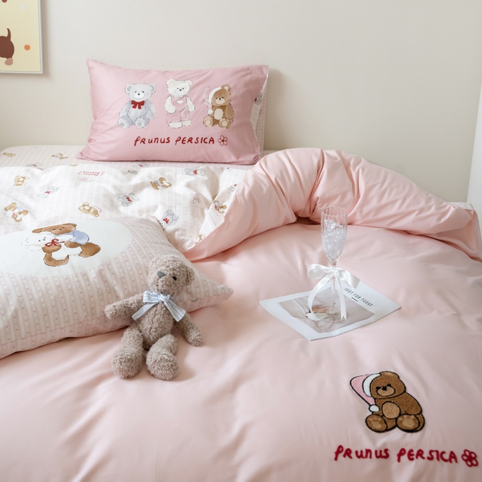 91家纺网 家纺一手货源 找家纺 窝米2024毛巾绣x数码 13370全棉撞色卡通系列四件套 小熊乖宝