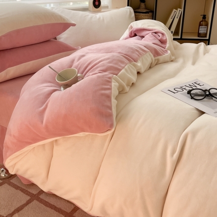 91家纺网 家纺一手货源 找家纺 绘萱 2025新款高克重纯色双拼牛奶绒四件套 奶油米粉