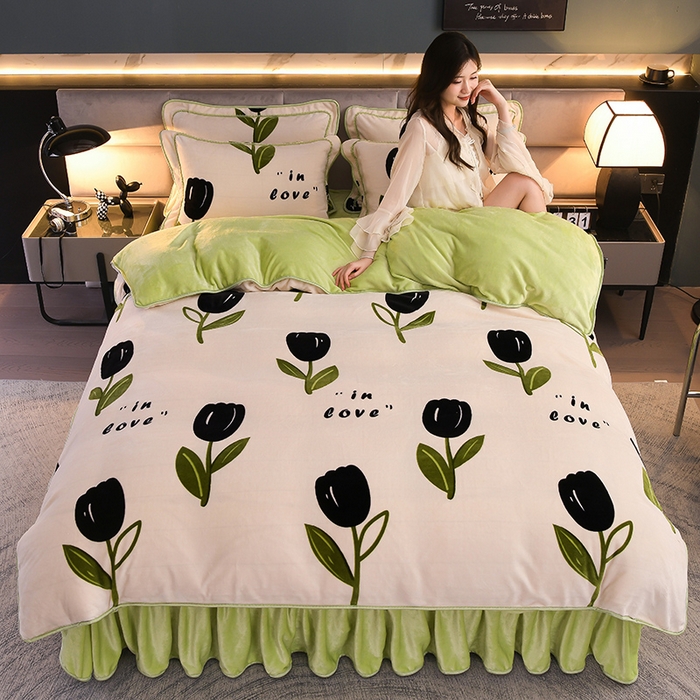 91家纺网 家纺一手货源 找家纺 曼尼家纺2025高克重直播印花床裙款法莱绒金貂珊瑚绒牛奶绒四件套 清新怡人