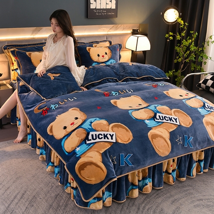 曼尼家 2025高克重直播印花床裙款法莱绒金貂珊瑚绒牛奶绒四件套 小熊芭比