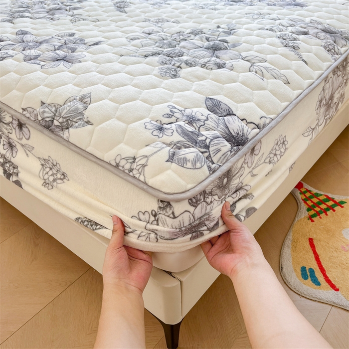 91家纺网 家纺一手货源 找家纺 伊人坊 2024新款牛奶绒印花大豆夹棉床笠 午后花园