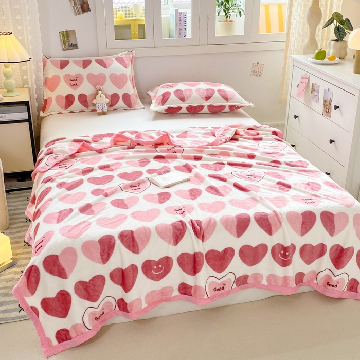 91家纺网 家纺一手货源 找家纺 楠沐家纺 2025新款双面牛奶绒多功能印花毛毯 爱心粉